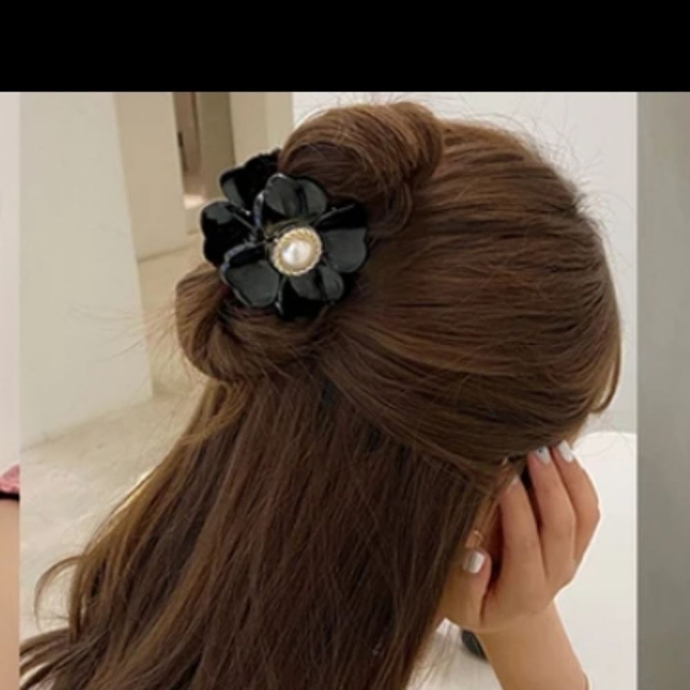 NWOT Pearl Flower Hair Clip - Black